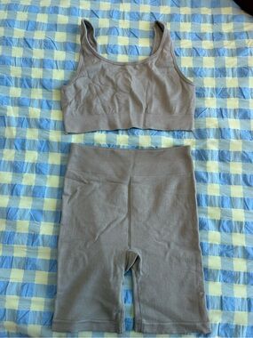Seamless Ribbed Scoop Sports Bra & High-Waist Bike Shorts Set - Sage green